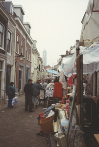 605836 Afbeelding van de vrijmarkt tijdens Koninginnedag in de Korte Lauwerstraat te Utrecht.